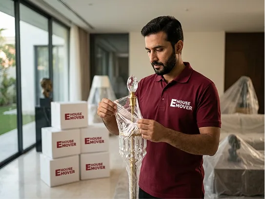 e house mover employe packing items